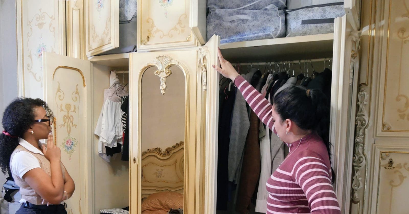 Las fundadoras de Casa in Ordine valoran el contenido de un armario antes del decluttering