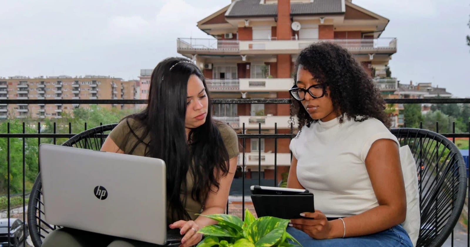 Le fondatrici di Casa in Ordine lavorano con portatile e tablet